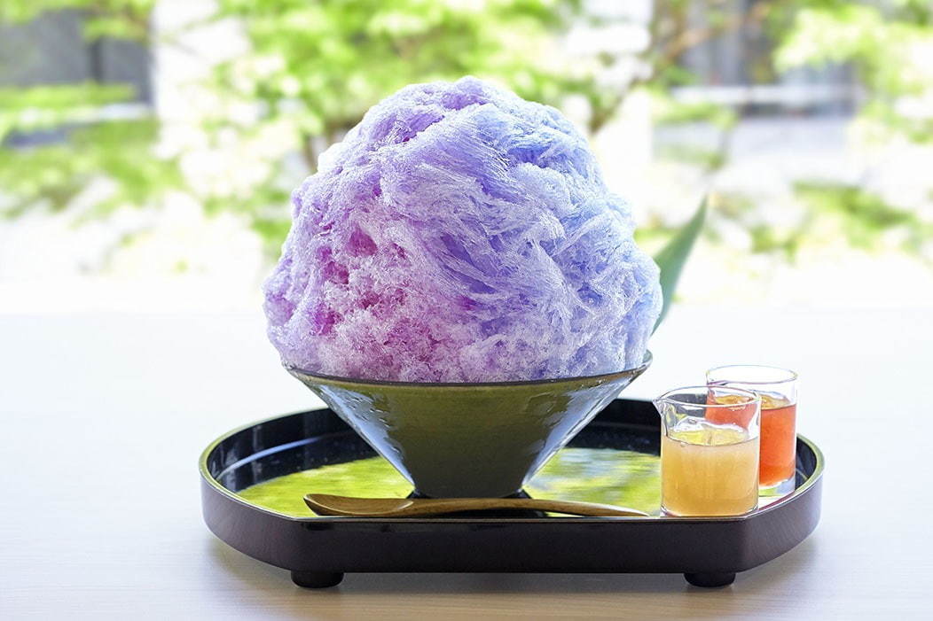 「紫陽花」イメージのかき氷が鎌倉・こまち茶屋で、ブルーから紫に変わる“色チェン”トリックも｜写真1