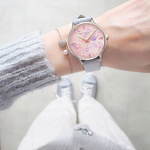 “オーロラ”のように輝くホログラム腕時計、アレットブランより - 光でキラキラと変わる表情｜写真8