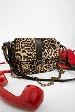 2020秋冬コーデは「アニマル柄バッグ＆シューズ」がトレンド！ヒョウ柄やゼブラ柄、パイソン柄など｜写真6