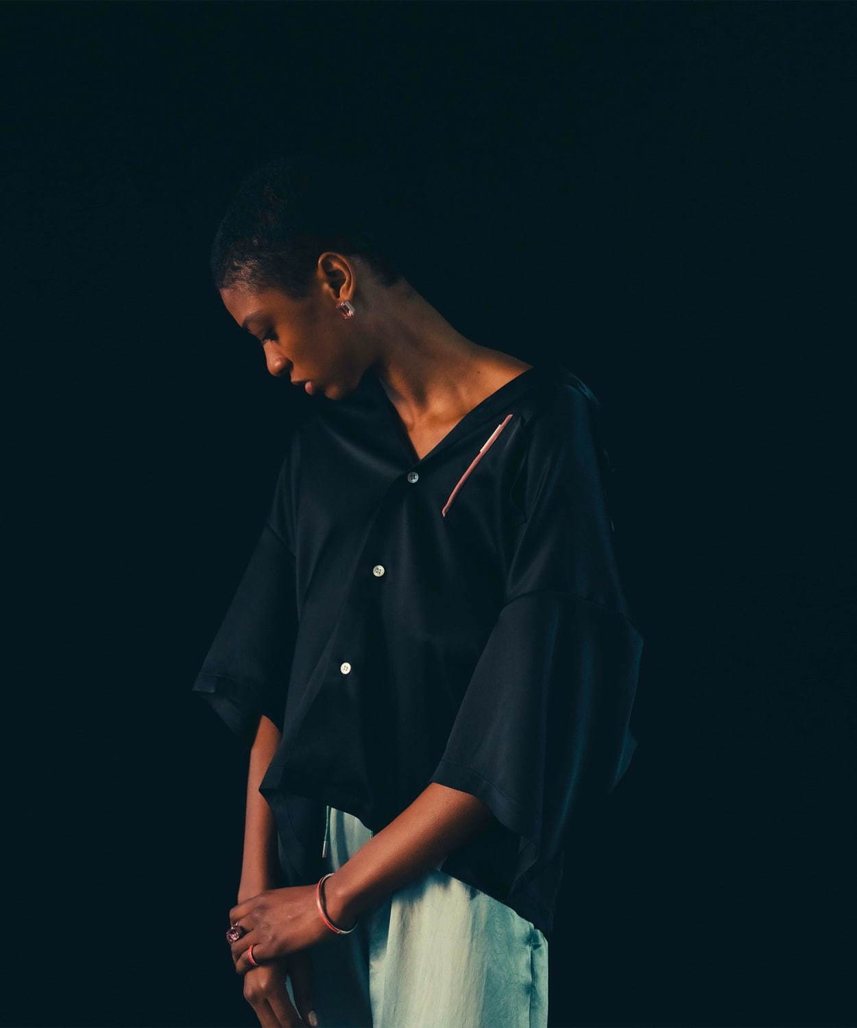 ステュディオスからネオンサイン別注ウィメンズウェア、艶やかな光沢のフレアスカート＆Tシャツ｜写真1