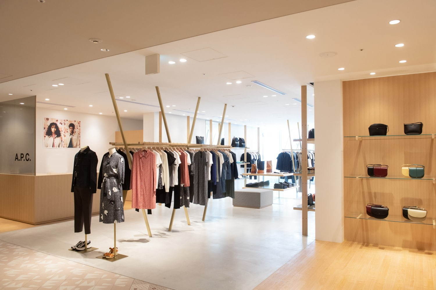 A.P.C. 半月型のミニハーフムーンバッグ＆ハーフムーンウォレットにニュウマン横浜限定色｜写真3