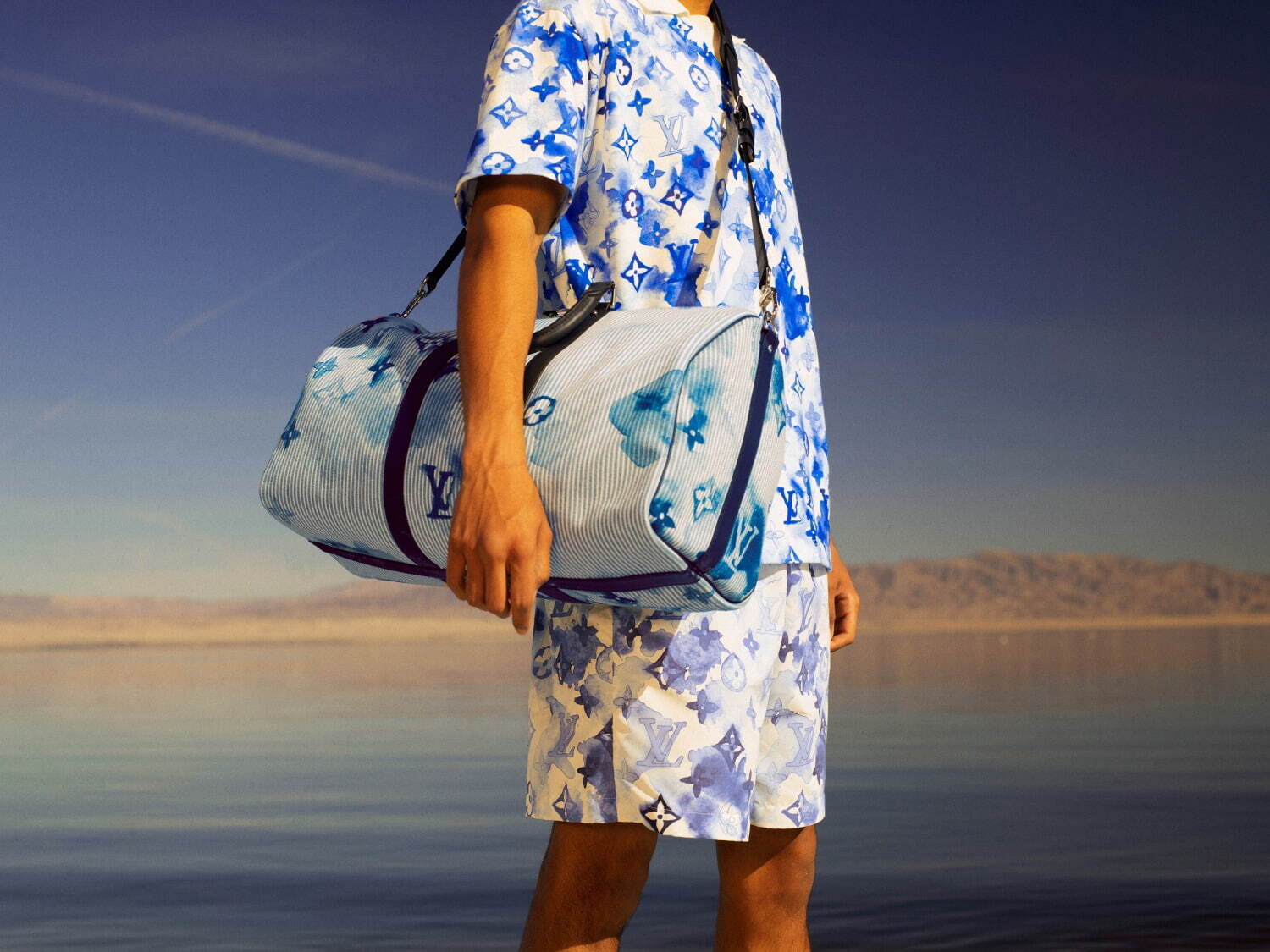 ルイ・ヴィトンのメンズ サマー新作、“水彩画”着想の「モノグラム」を配したウェアやバッグ｜写真5