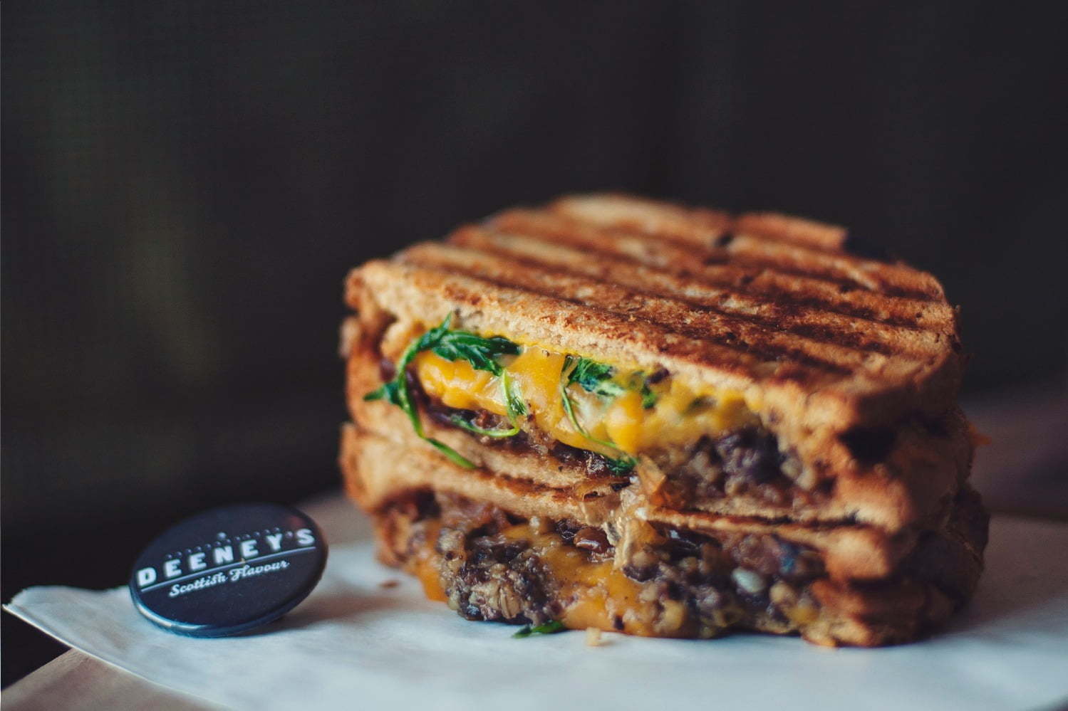 ロンドン発｜英発スコティッシュフードの「ディーニーズ」外苑前に初路面店、伝統料理“ハギス”のホットサンドなど