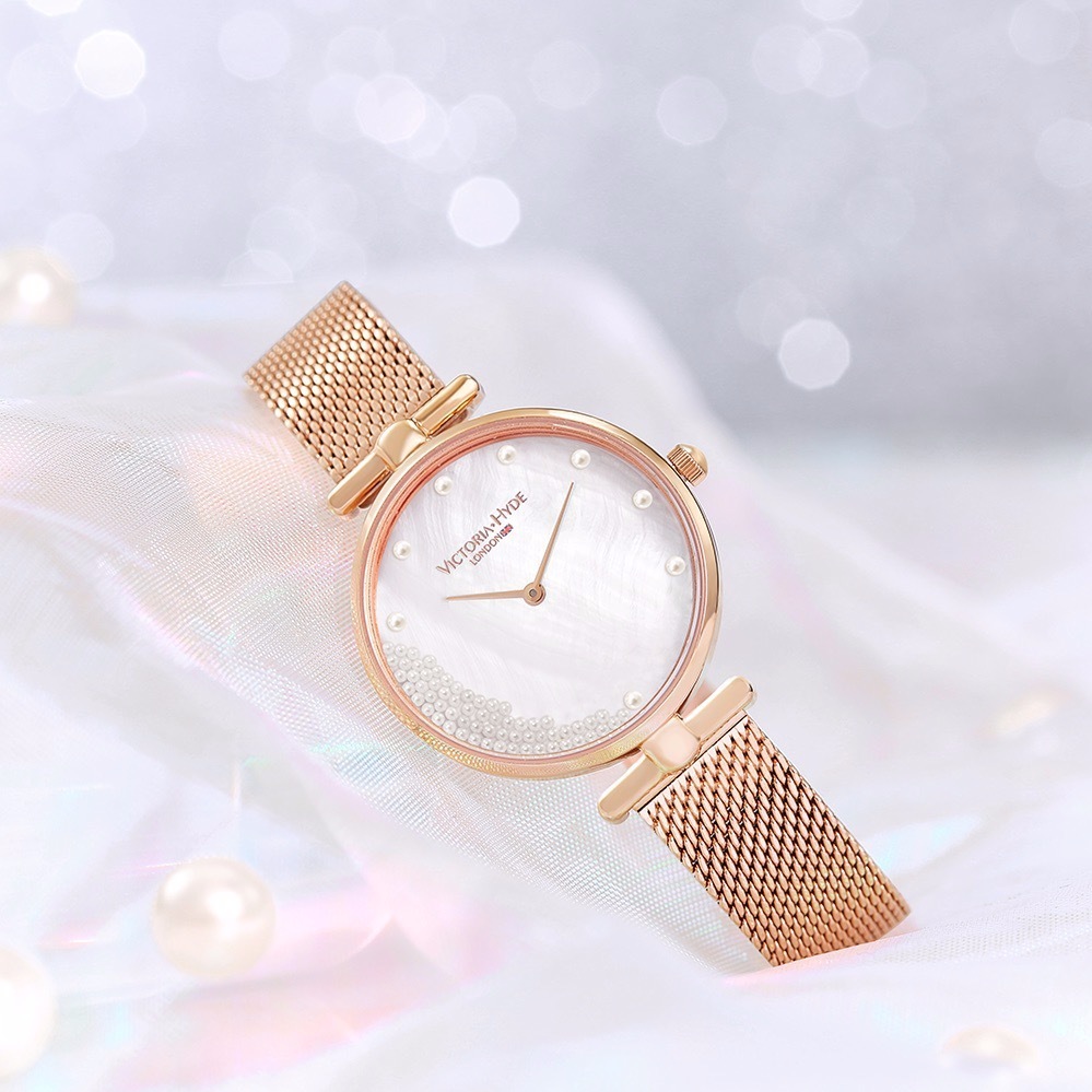 ヴィクトリア・ハイド ロンドンの新作腕時計、“小粒パール”揺れ動く華やかなデザイン｜写真1