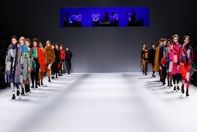 イッセイ ミヤケ 2013-14年秋冬コレクション - 人と服が織りなす彩り豊かな情景