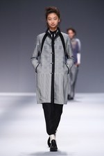 イッセイ ミヤケ 2013-14年秋冬コレクション - 人と服が織りなす彩り豊かな情景｜写真4