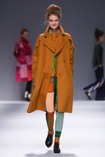 イッセイ ミヤケ 2013-14年秋冬コレクション - 人と服が織りなす彩り豊かな情景｜写真39