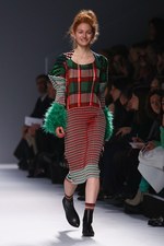 イッセイ ミヤケ 2013-14年秋冬コレクション - 人と服が織りなす彩り豊かな情景｜写真48