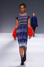 イッセイ ミヤケ 2013-14年秋冬コレクション - 人と服が織りなす彩り豊かな情景｜写真50