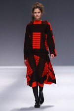 イッセイ ミヤケ 2013-14年秋冬コレクション - 人と服が織りなす彩り豊かな情景｜写真54