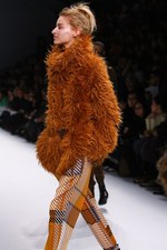 イッセイ ミヤケ 2013-14年秋冬コレクション - 人と服が織りなす彩り豊かな情景｜写真57