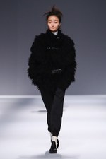 イッセイ ミヤケ 2013-14年秋冬コレクション - 人と服が織りなす彩り豊かな情景｜写真59