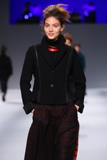 イッセイ ミヤケ 2013-14年秋冬コレクション - 人と服が織りなす彩り豊かな情景｜写真63