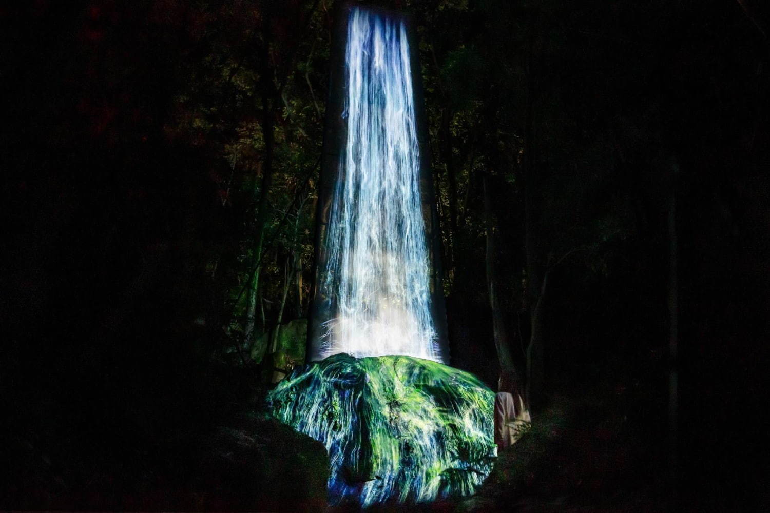 かみさまの御前なる岩に憑依する滝 / teamLab, 2017, Digitized Nature