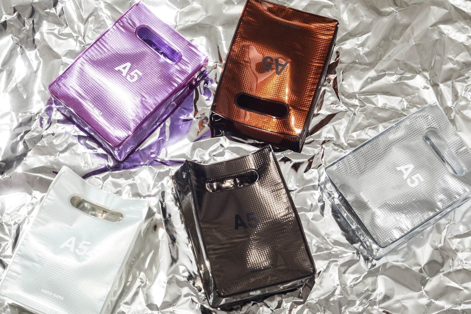 ナナナナのPVCバッグに“メタリック”な輝きを閉じ込めた新作、東京＆京都のビームス ジャパンで