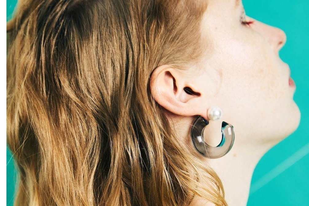 メタリックカラー｜パメオポーズ“透け感クリスタル”のフープピアス＆カラフルビジューチョーカー