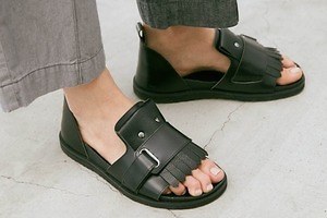 ネ・ネット“まるでローファー”ユニークな新サンダル、ベルトを取り外してストラップレスにも