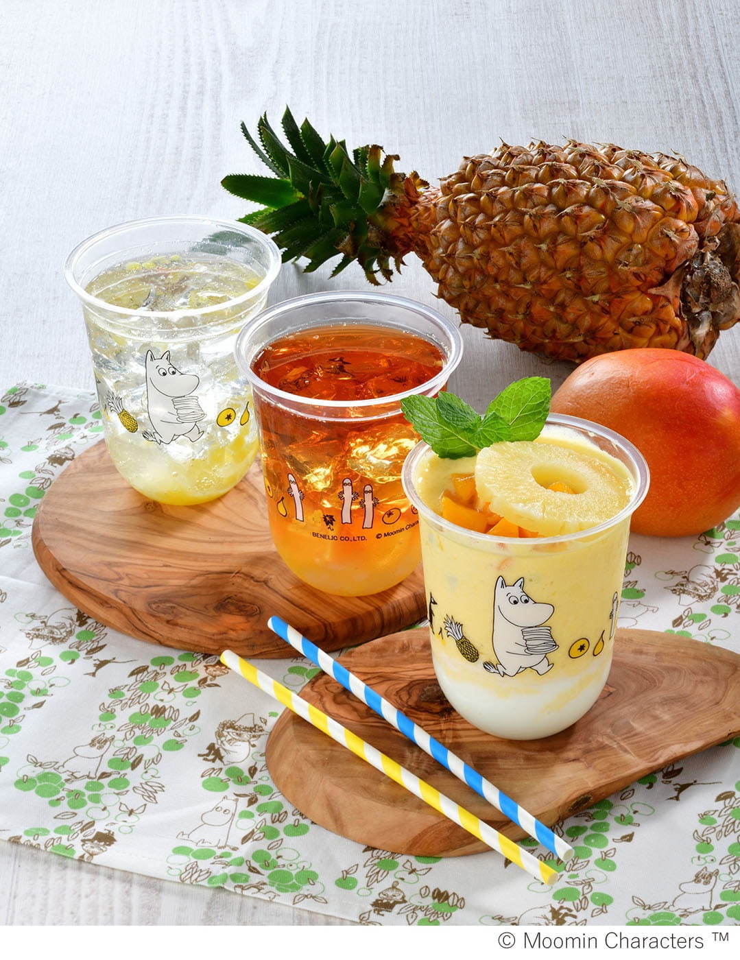 左から) Pineソーダ 600円＋税＜テイクアウト＞
Pineティー 650円＋税＜テイクアウト＞
Tropicalスムージー 750円＋税＜テイクアウト＞