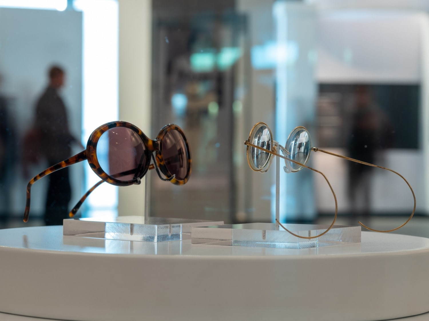 見つめあうジョンとヨーコのメガネ
Two pairs of glasses_Photo by Mark McNulty_c_Yoko Ono
Photo by Mark McNulty ©Yoko Ono