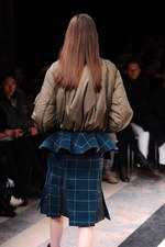 sacai 2013-14年秋冬コレクション - 新鮮なボリュームバランスで魅せるMIXフェミニン｜写真22
