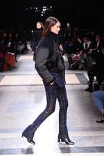 sacai 2013-14年秋冬コレクション - 新鮮なボリュームバランスで魅せるMIXフェミニン｜写真27