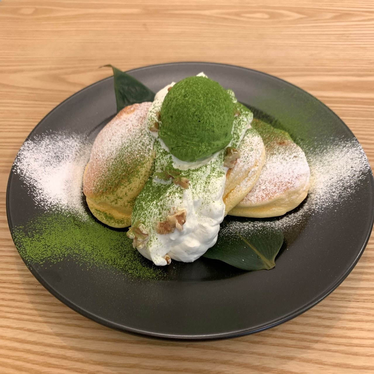 幸せのパンケーキの季節限定「宇治抹茶の濃厚ムースパンケーキ」宇治抹茶×ふわふわ食感｜写真1