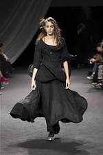 ヨウジヤマモト社各ブランドが表参道ヒルズに集結、メンズウィメンズのショーピースやバッグも｜写真1