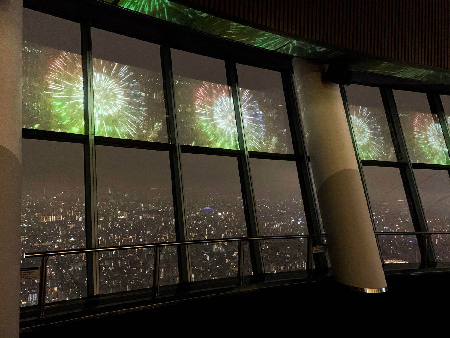 “バーチャル花火大会”東京スカイツリー＆すみだ水族館で、天望デッキやペンギンプールに花火を投映｜写真2