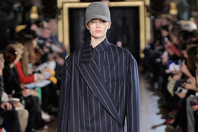 ステラ マッカートニー 2013-14年冬コレクション 構築的なフォルムにトムボーイのウィットを効かせて