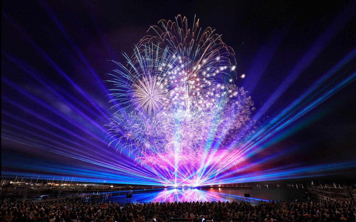 ハウステンボス「九州一花火大会」光や音楽を融合した九州最大級2.2万発の花火｜写真2