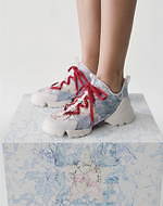 【レディース】おしゃれなハイブランドスニーカー2020、厚底白スニーカーやコラボモデルなど｜写真3