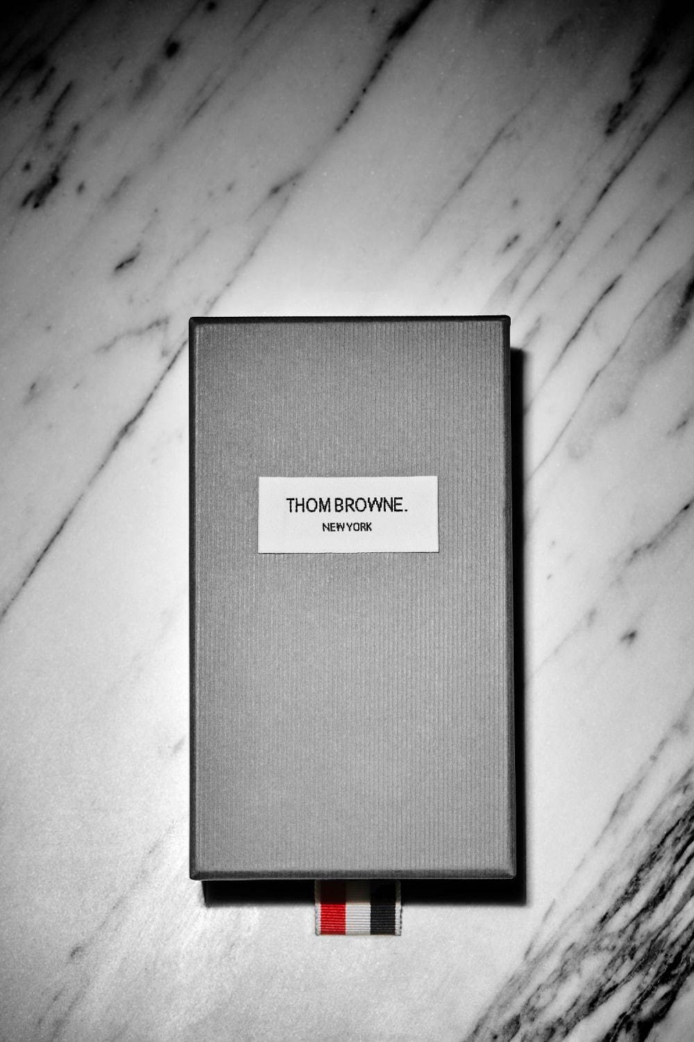 トム ブラウン初のフレグランス“グログラン”リボン付き、大地を思わせる“ベチバー”の香り｜写真8