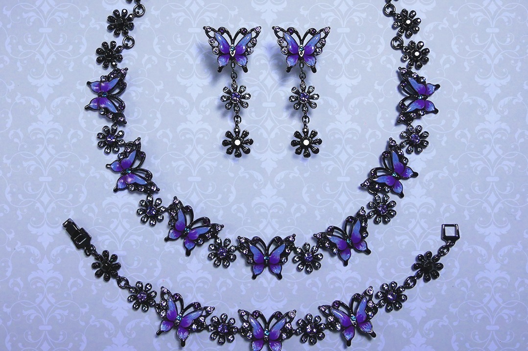 アナ スイから“蝶×花”モチーフの新作アクセサリー、紫のビジュー煌めく