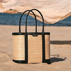 フルラ「ラフィア」素材×上品レザーの新作バッグ、トートやバケツ型 