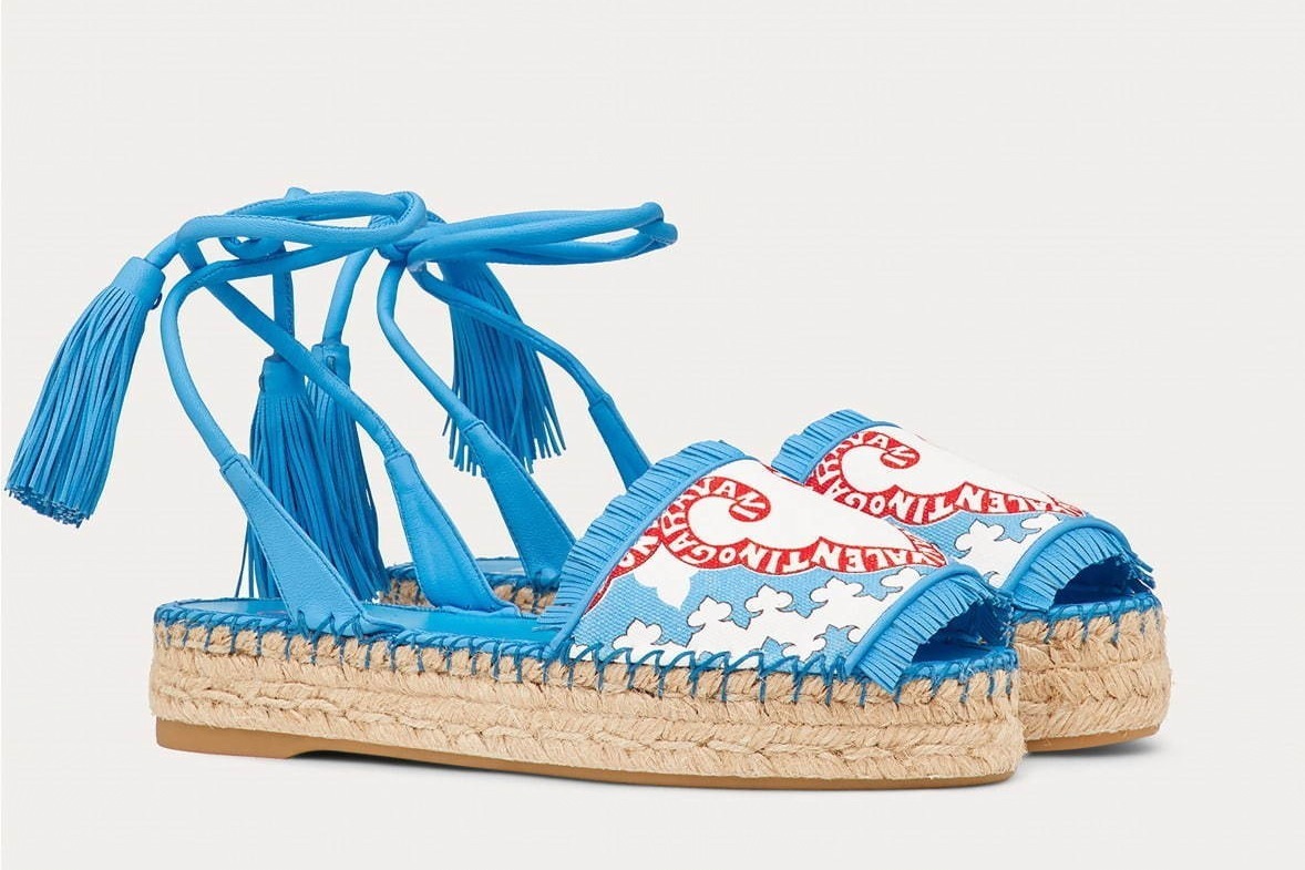 70年代デザイン｜ヴァレンティノ“カラフル”アーカイブロゴの新作ウェア、フリンジトートバッグやエスパドリーユも