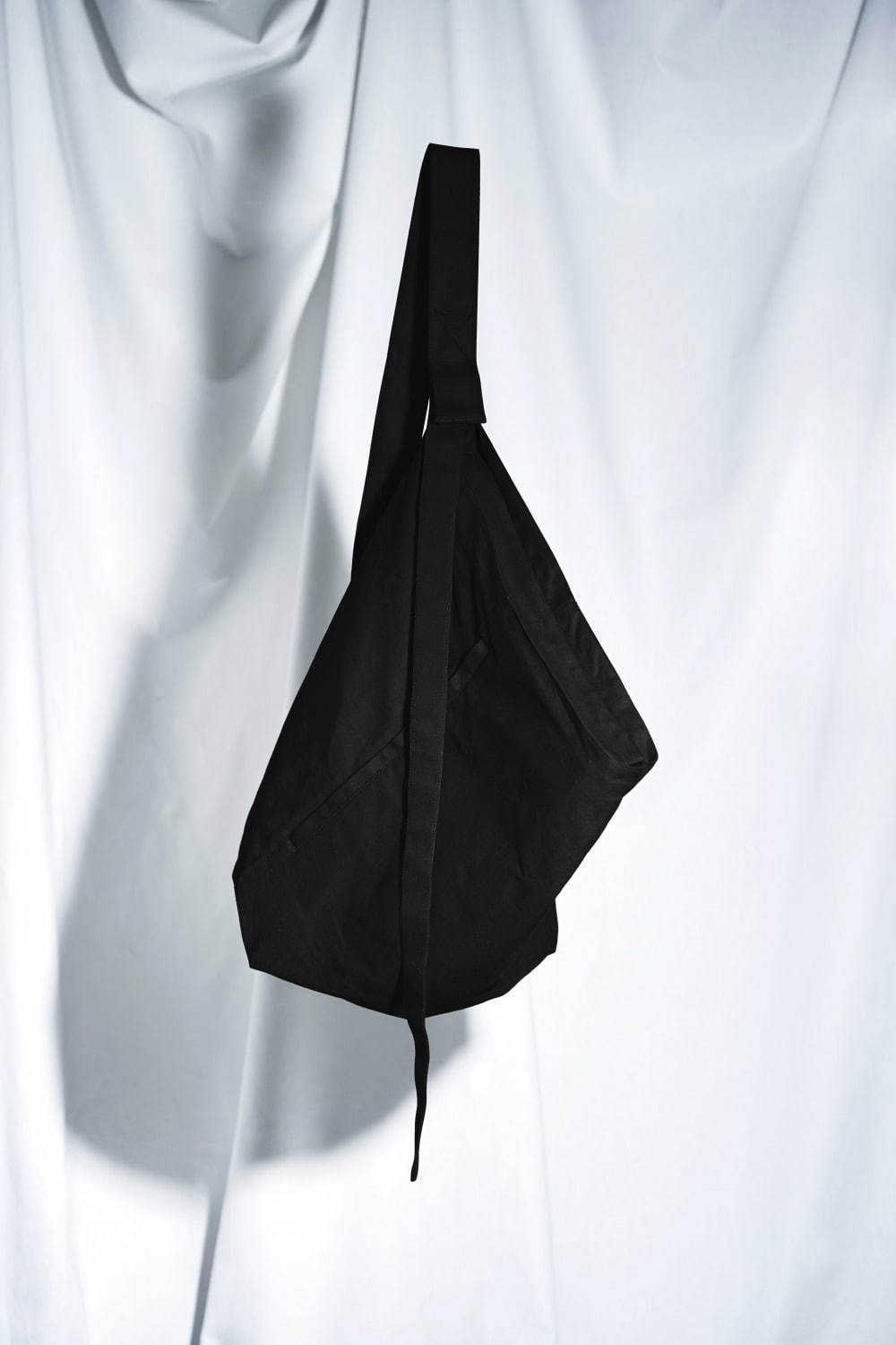 ディスコード ヨウジヤマモト新作“衣服として纏う”バッグ、ポンチョ風や身体に沿う3WAY｜写真8