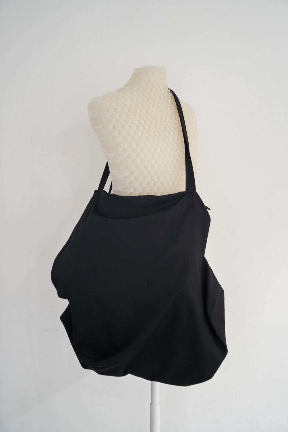 ディスコード ヨウジヤマモト新作“衣服として纏う”バッグ、ポンチョ風や身体に沿う3WAY｜写真3