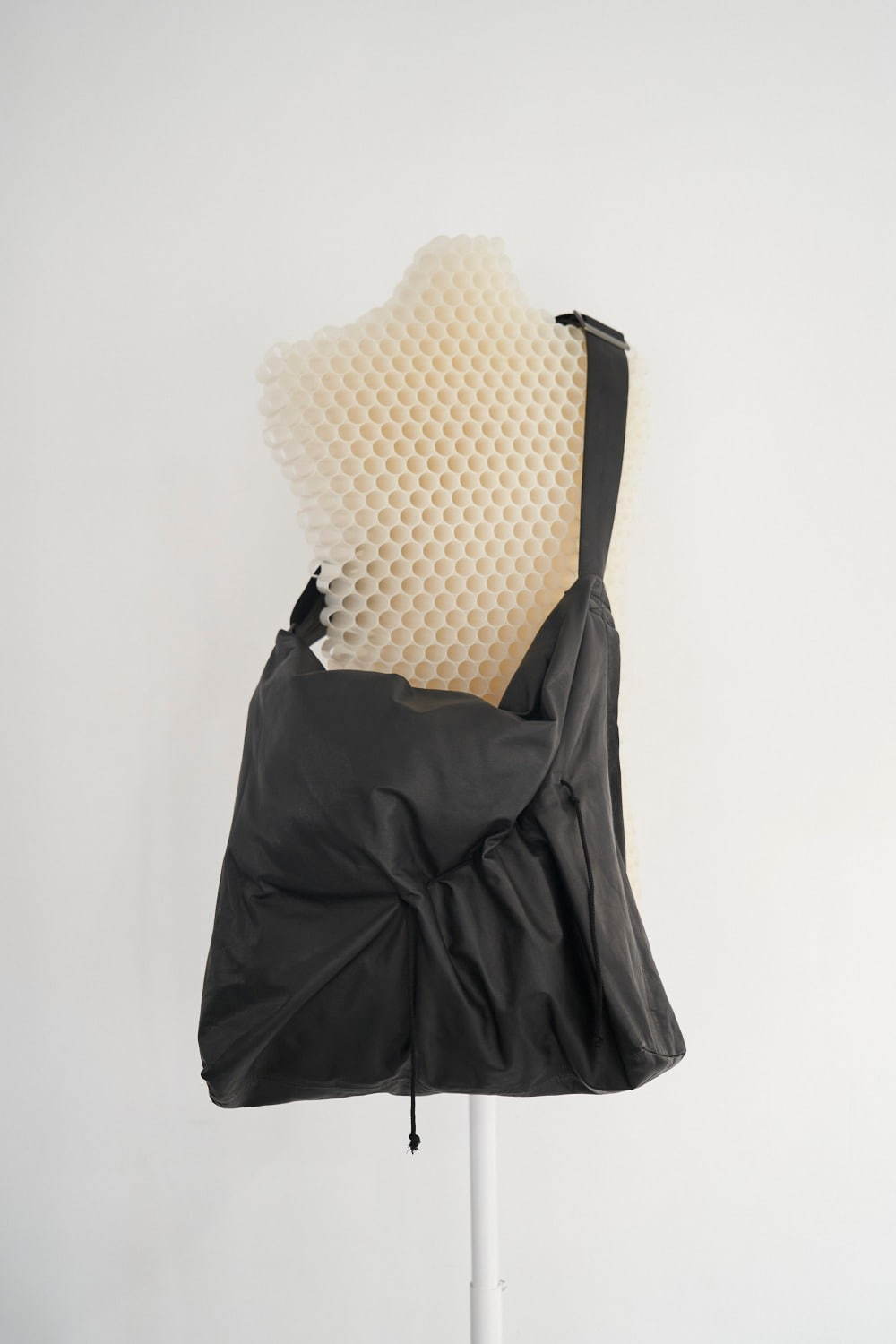 ディスコード ヨウジヤマモト新作“衣服として纏う”バッグ、ポンチョ風や身体に沿う3WAY｜写真5