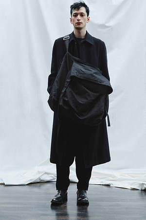 ディスコード ヨウジヤマモト新作“衣服として纏う”バッグ、ポンチョ風
