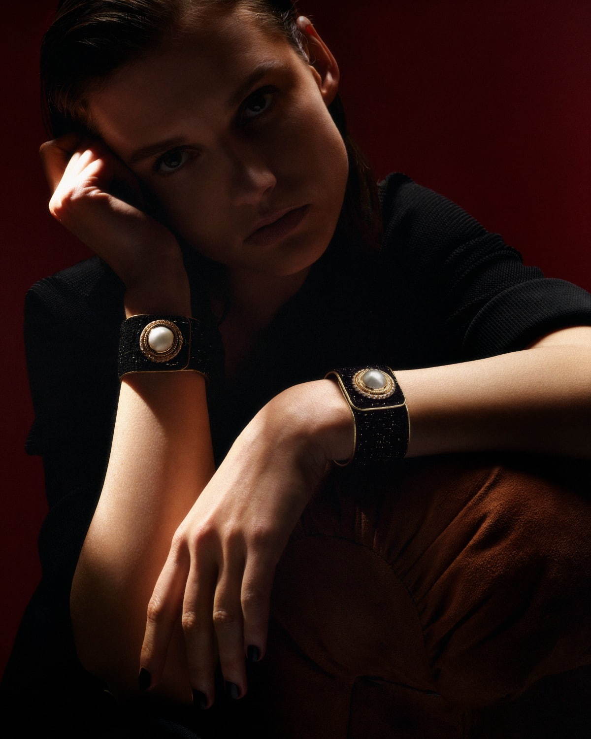 シャネル“ジャケットのボタン”着想の新作ジュエリーウォッチ、ボタンの下に時計を潜ませて｜写真19