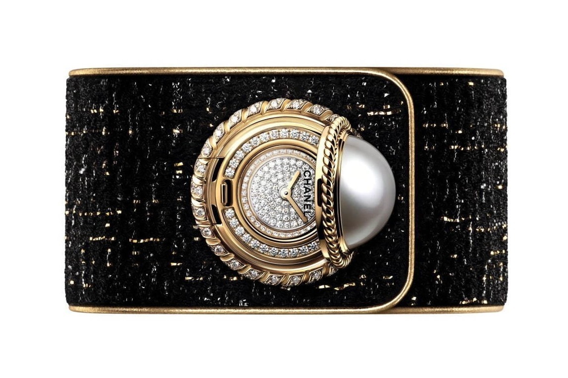 シャネル“ジャケットのボタン”着想の新作ジュエリーウォッチ、ボタンの下に時計を潜ませて