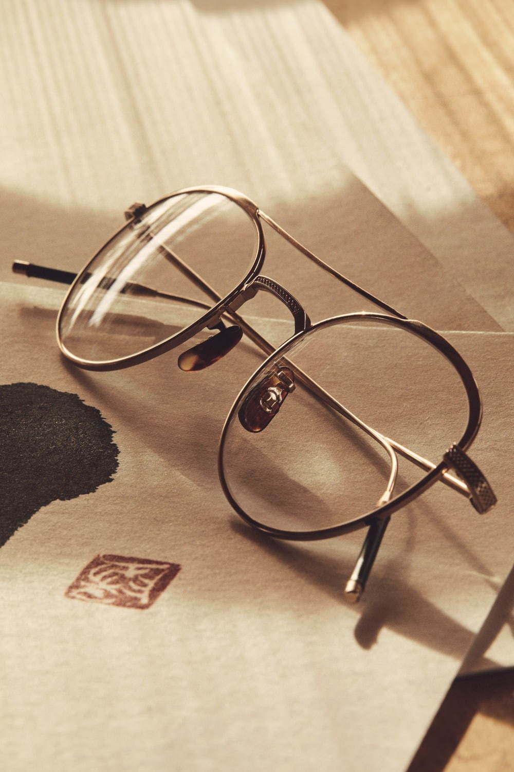 オリバーピープルズ“日本の匠”オマージュの新作アイウェア、日本製チタンフレームのメガネ＆サングラス｜写真23