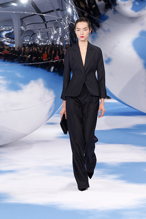 【シンプル♪スタイリッシュな装いに】DIOR★フーディ ディオール（DIOR）2023秋冬コレクション | ファッション | ELLE