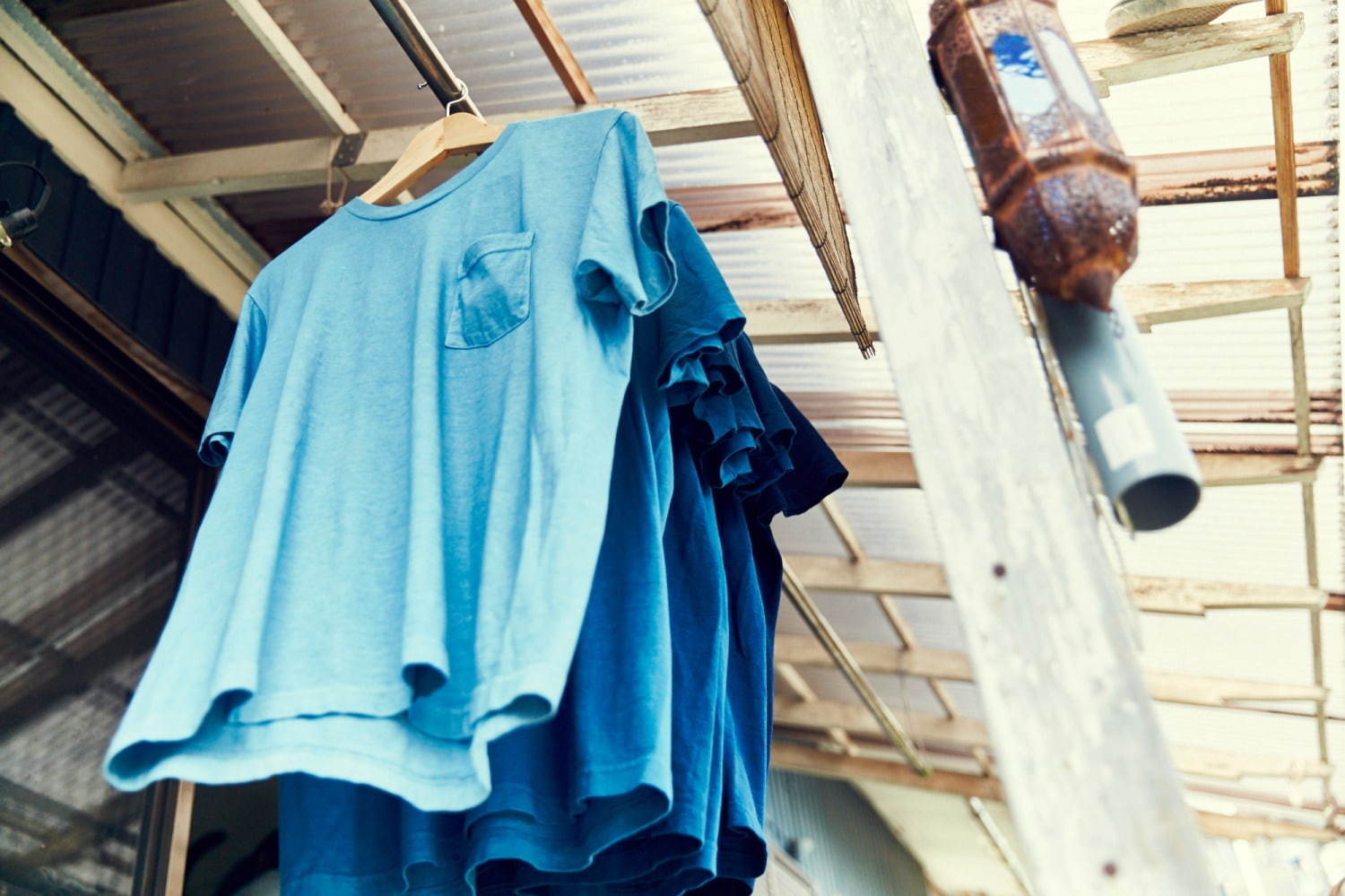 フィルメランジェ×藍染め職人集団リトマスの“タイダイ”Tシャツ、ジーンズのように経年変化｜写真2