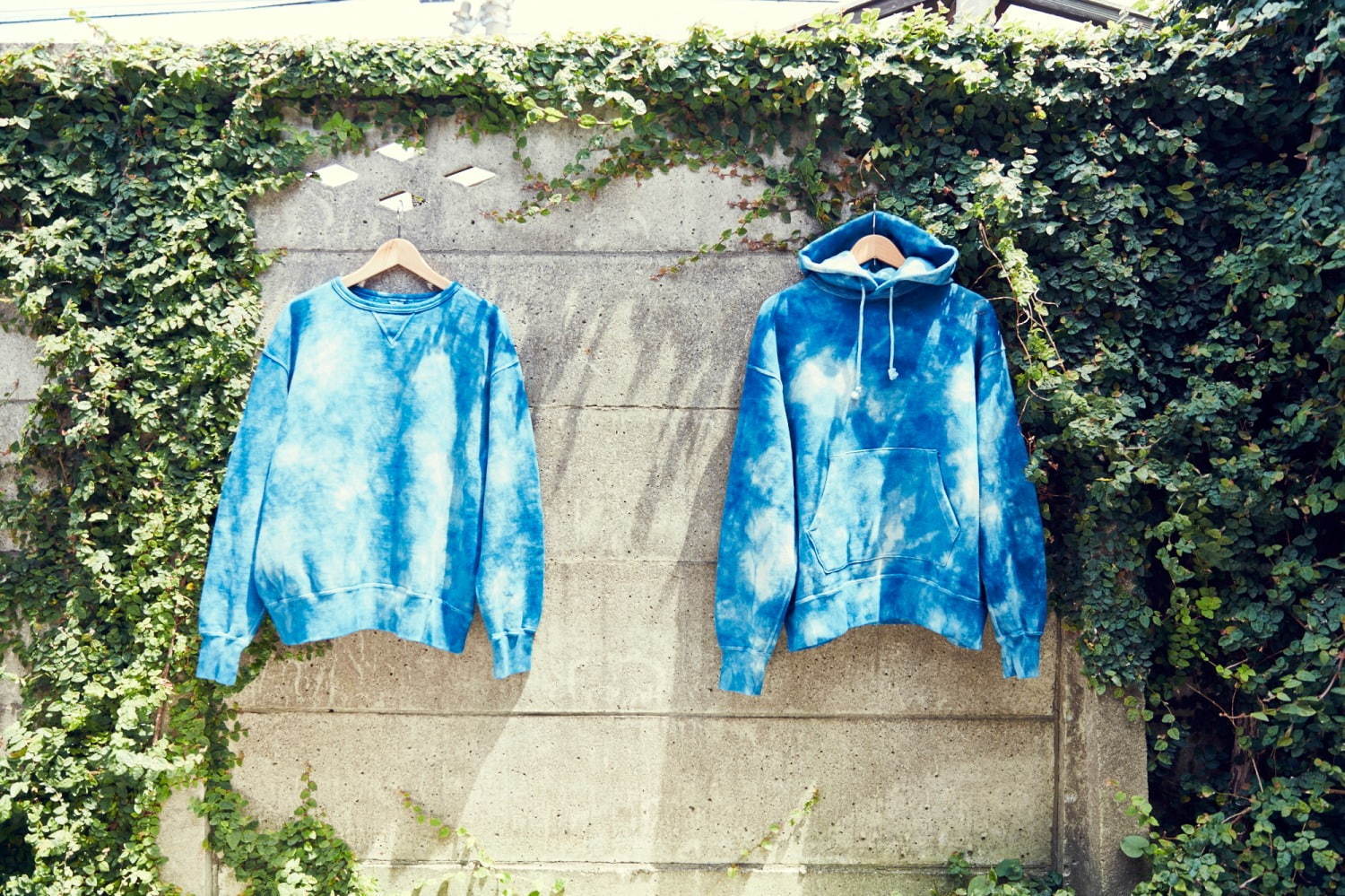 フィルメランジェ×藍染め職人集団リトマスの“タイダイ”Tシャツ、ジーンズのように経年変化｜写真1