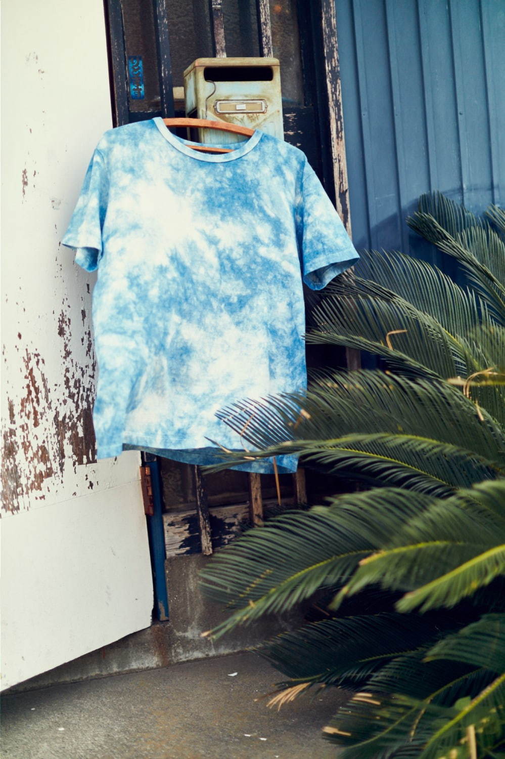 フィルメランジェ×藍染め職人集団リトマスの“タイダイ”Tシャツ、ジーンズのように経年変化｜写真3