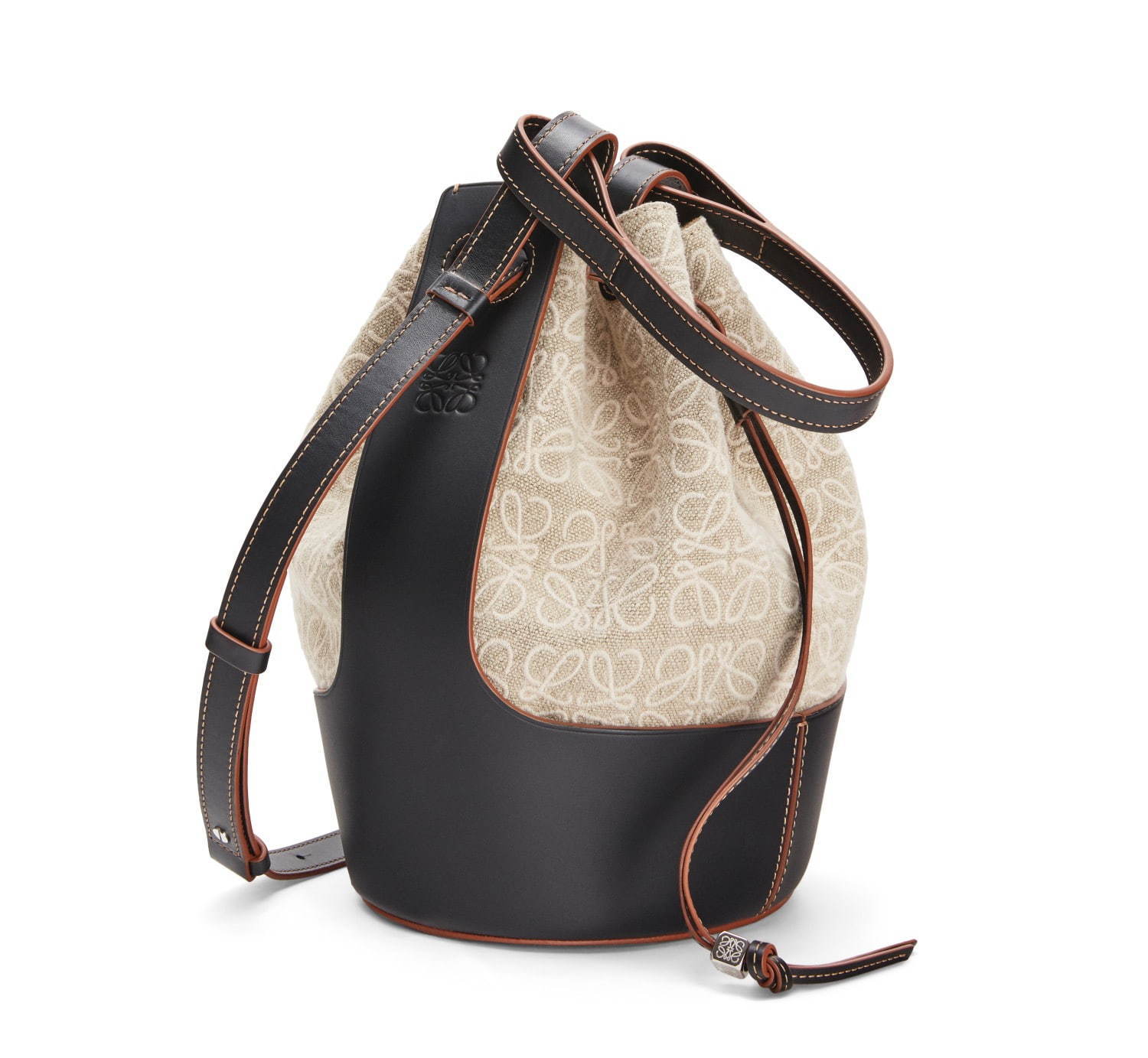 ロエベ“アナグラム・パターンの刺繍”を施した新作バッグ、風船フォルム
