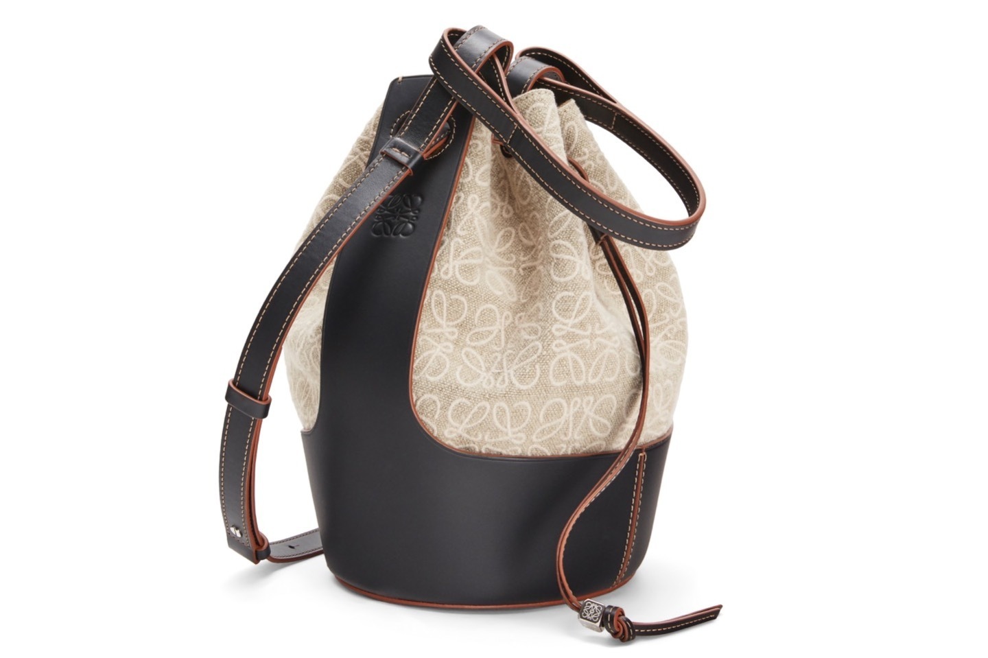 ロエベ“アナグラム・パターンの刺繍”を施した新作バッグ、風船フォルム
