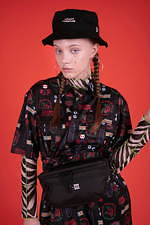 キャンディ ストリッパー×ニューエラ“反転ロゴ”キャップ＆バケットハット、撥水ウエストバッグも｜写真2