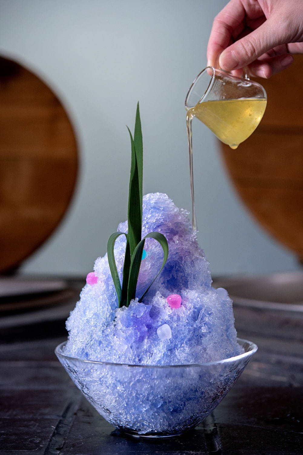 色と味が変わる ひんやりかき氷が然花抄院から 別添え蜂蜜レモンシロップで味チェン ファッションプレス